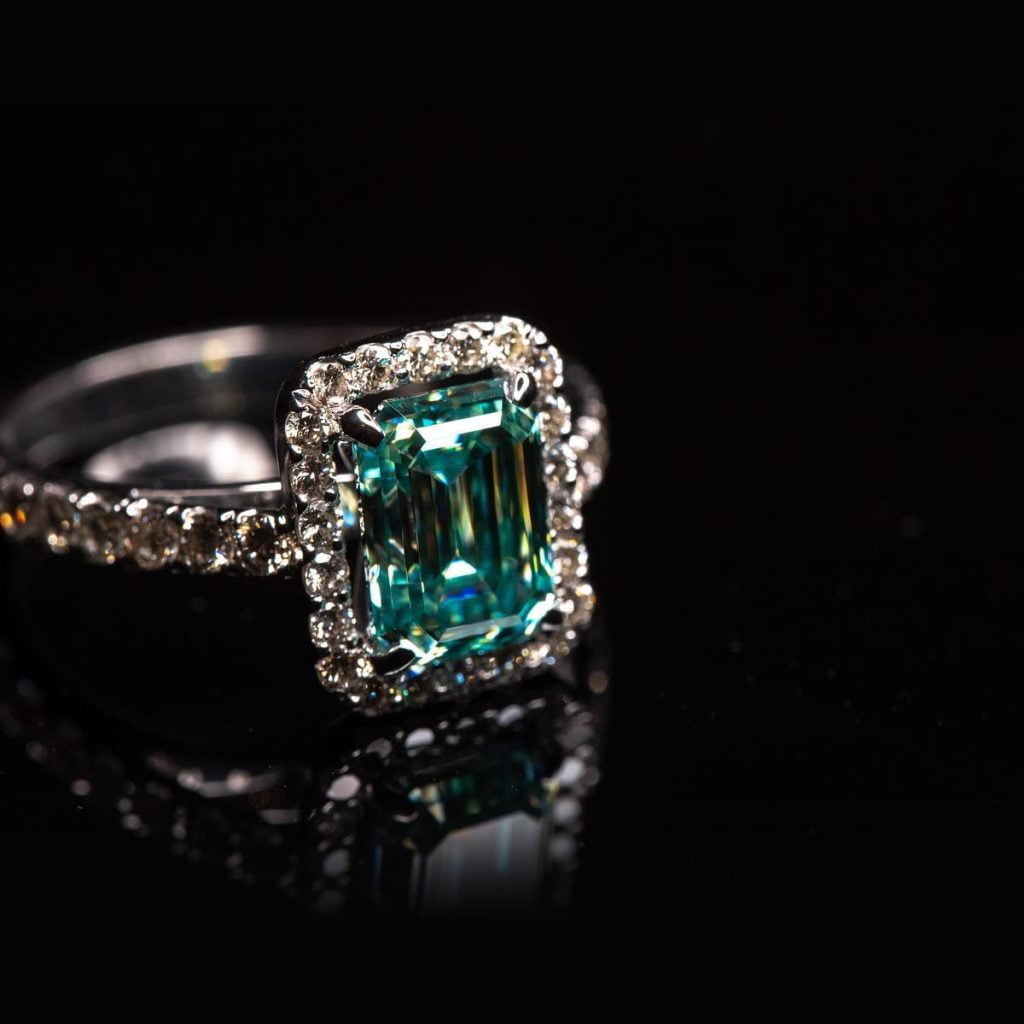 5 Factors To Consider When Buying A Green Diamond Engagement Ring